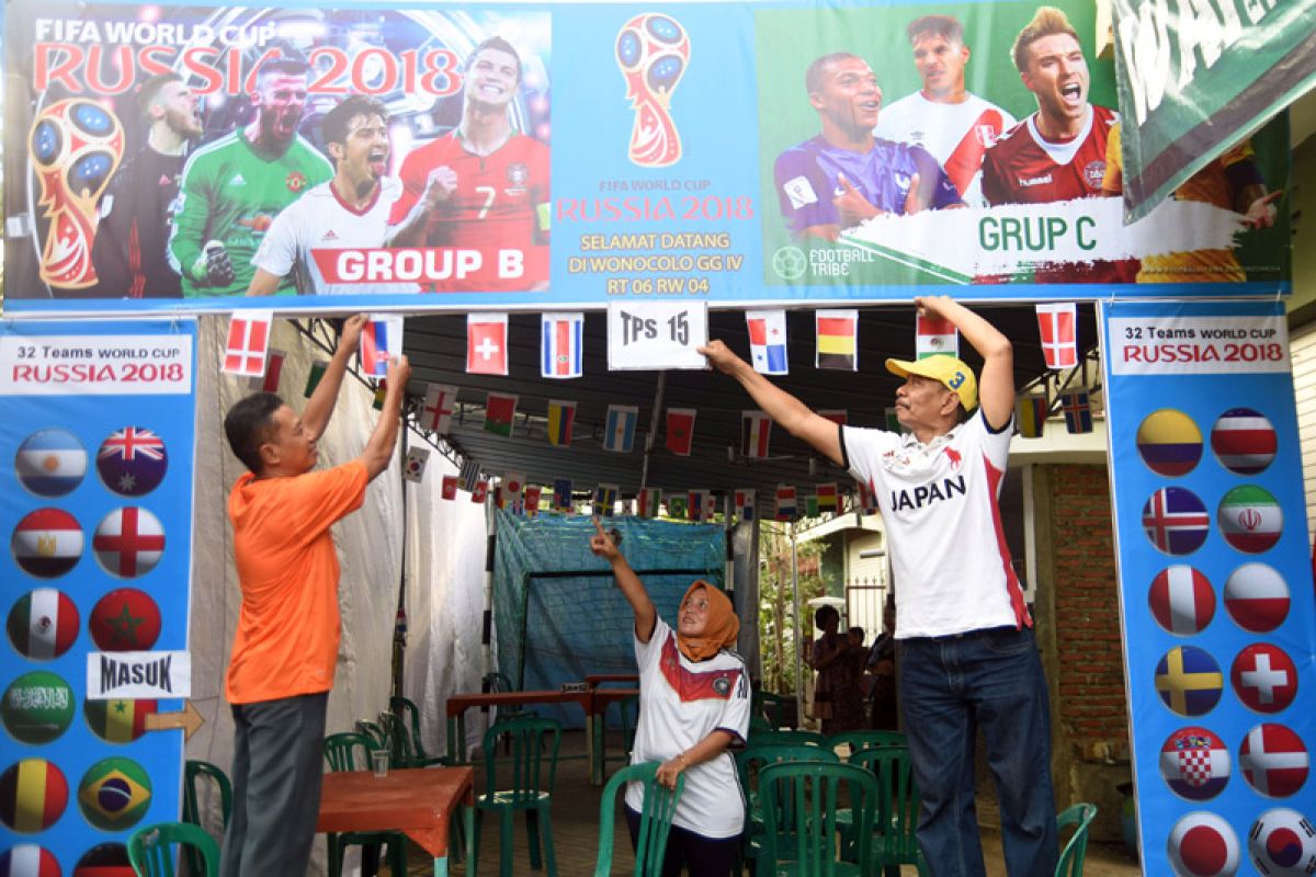 Dedi Mulyadi mencoblos di TPS "Piala Dunia"