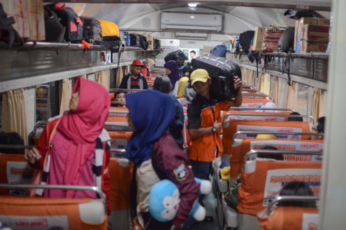 51.401 penumpang kereta api turun di Cirebon