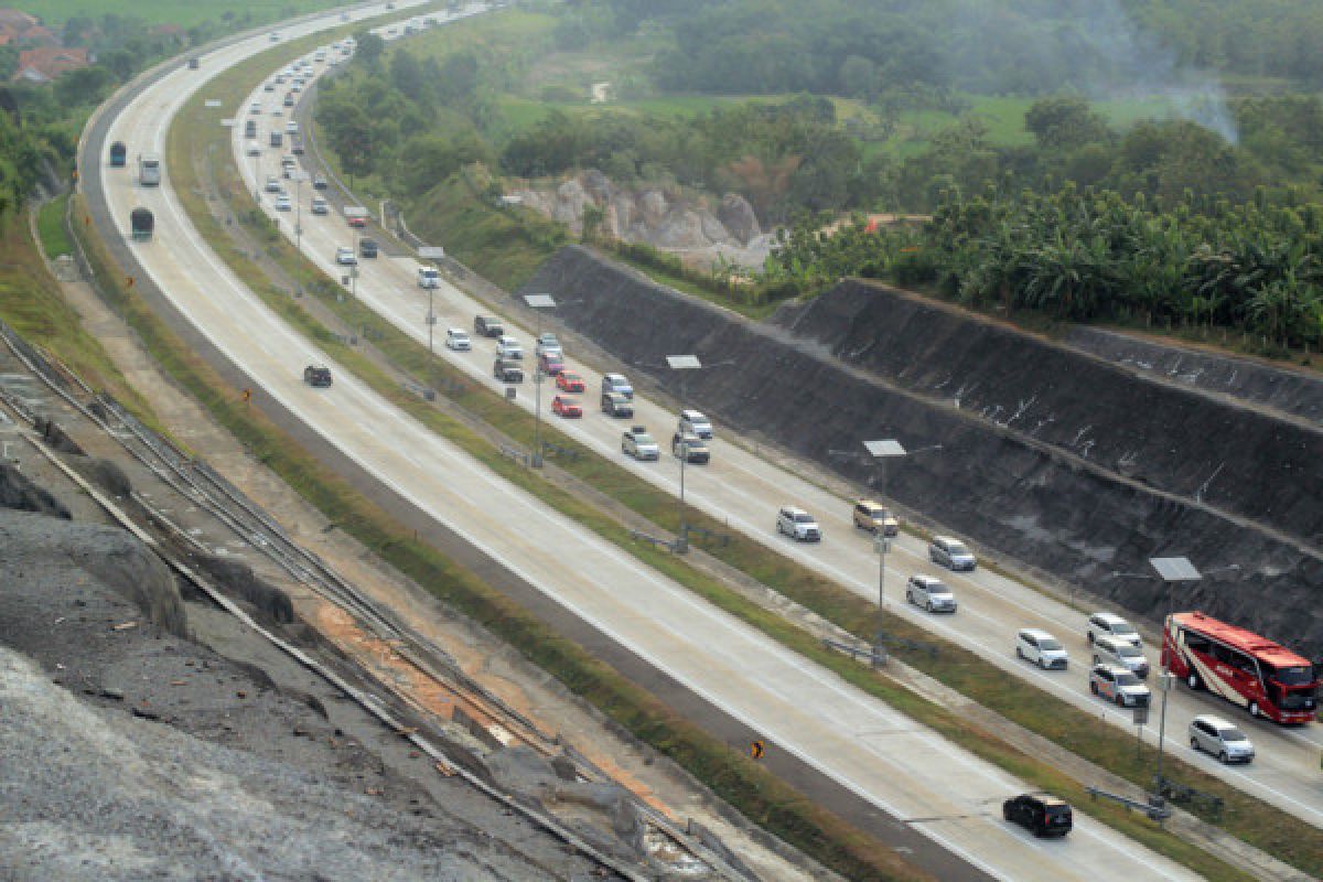 Lalu lintas tol Cipali padat