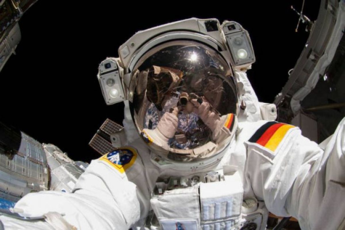 Dua astronaut diterbangkan untuk misi lima bulan