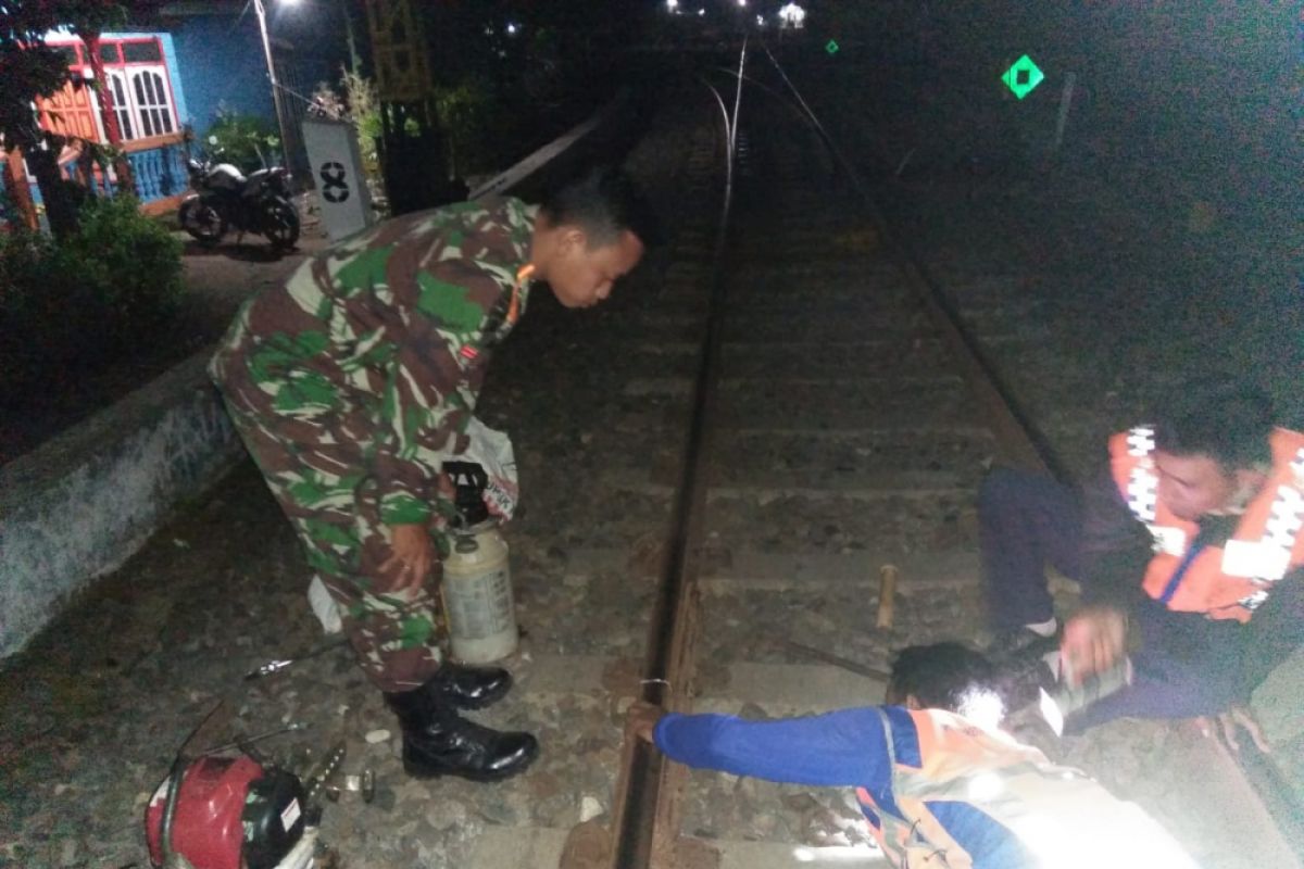 Petugas Patroli Temukan Rel Kereta Retak di Stasiun Jatiroto