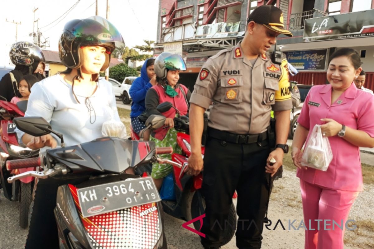 Polres Gumas dan Bhayangkari laksanakan bagi takjil