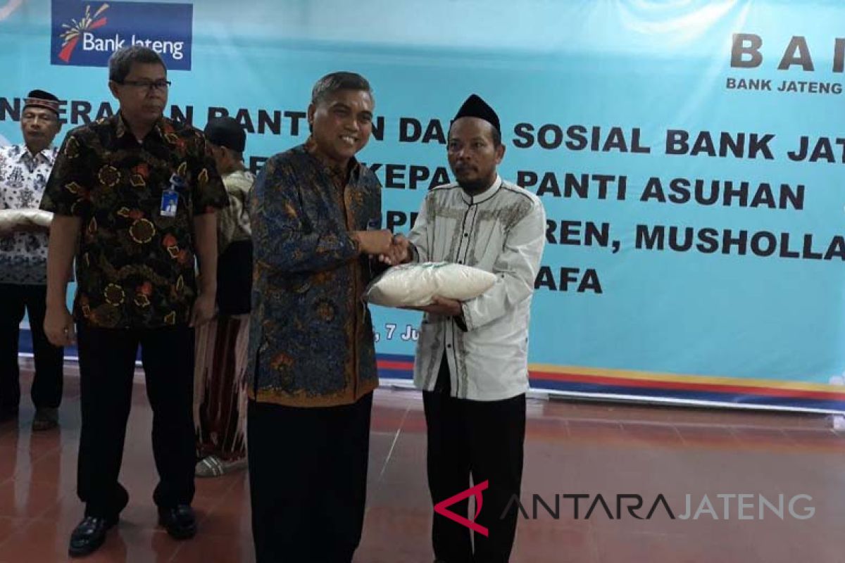 Bank Jateng serahkan dana sosial beras 12 ton