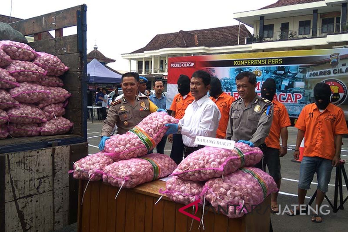 Polres Cilacap ungkap upaya penimbunan delapan ton bawang putih