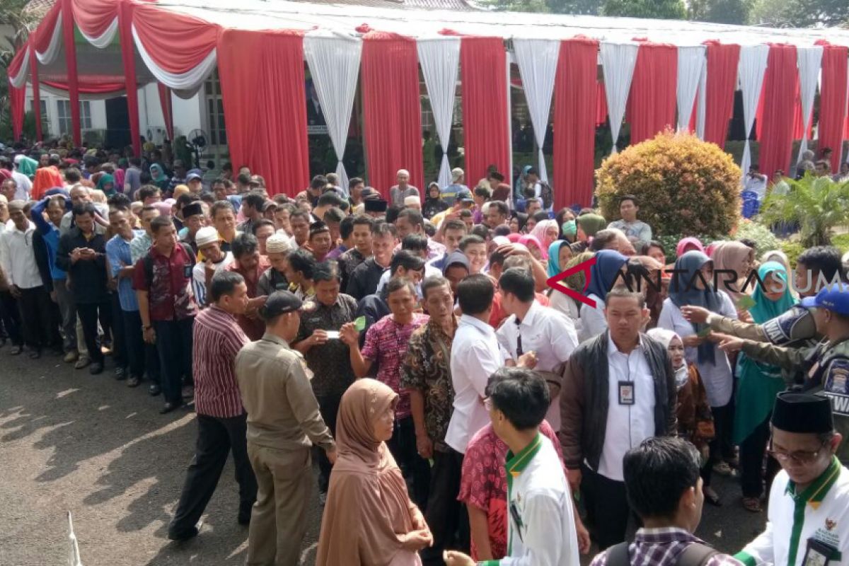 Baznas bagikan 1290 paket lebaran untuk kaum dhuafa