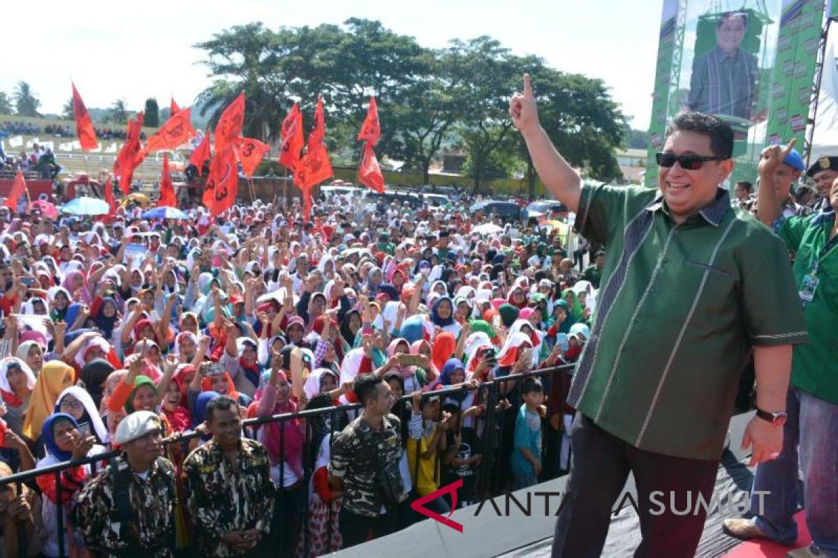 Massa kampanye akbar Paslon Isnandar - Alipada menyemut