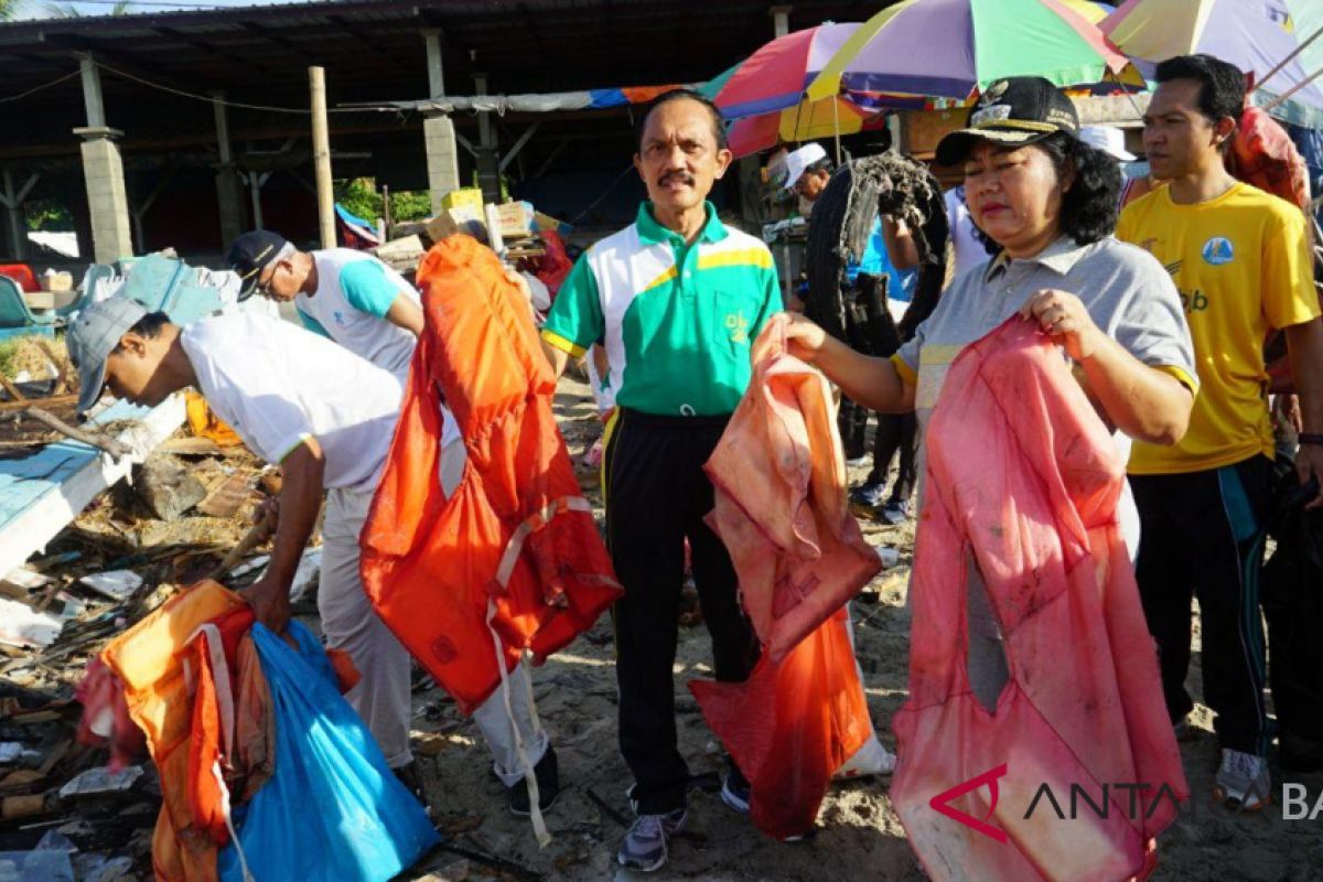 Ratusan ASN Karangasem bersihkan sampah Pelabuhan Padangbai