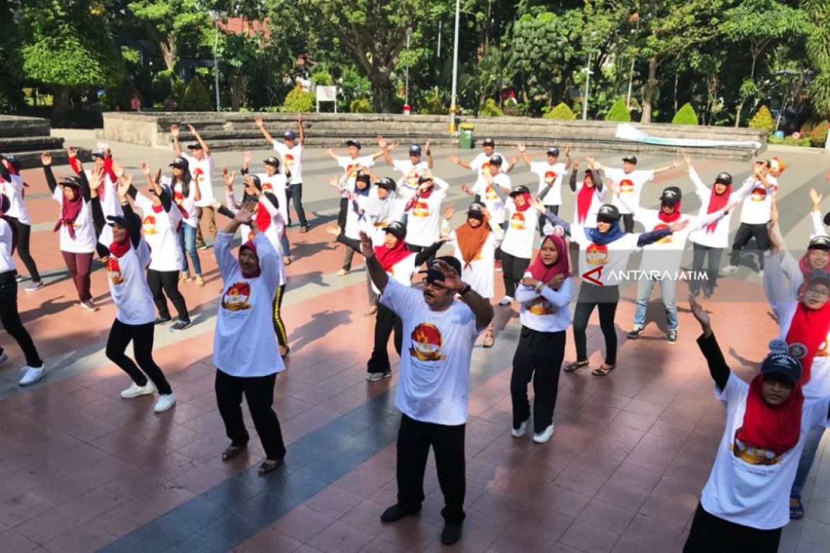 Peringati Harganas, Ratusan Remaja 'Flash Mob' di Taman Bungkul