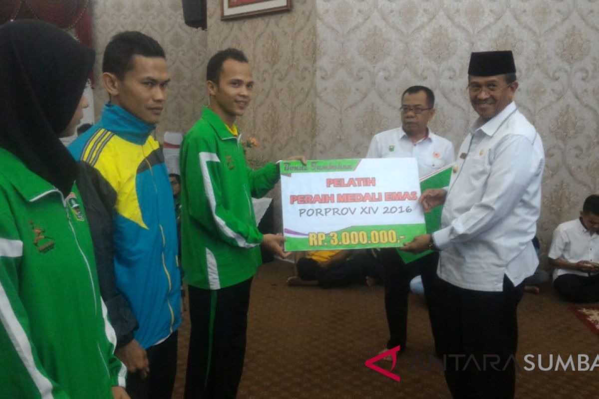 Jelang lebaran, Pemkab Solok serahkan bonus kepada 111 atlet dan delapan pelatih