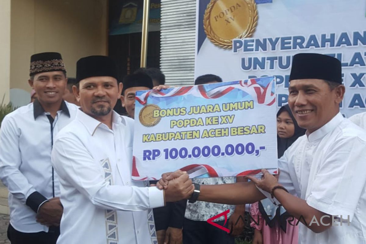 Bupati Aceh Besar serahkan bonus atlet Popda