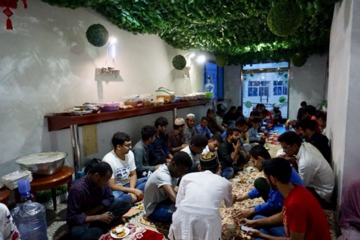 Pelajar Indonesia di Jinzhou berbagi makanan berbuka