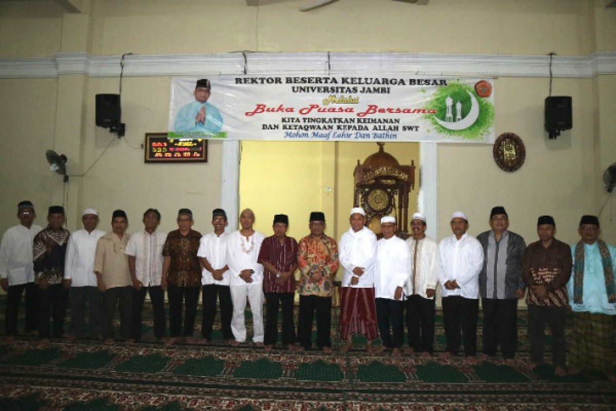 Keluarga Besar Unja gelar tarawih bersama