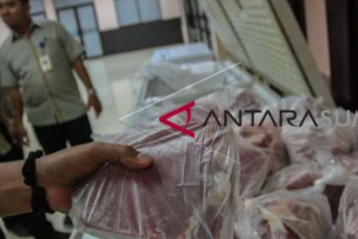 Bulog Riau Pasarkan 14 Ton Daging Beku
