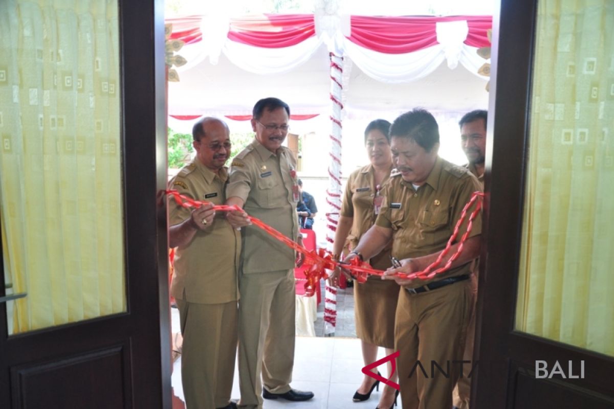 Bupati Jembrana imbau warganya jaga jarak kelahiran