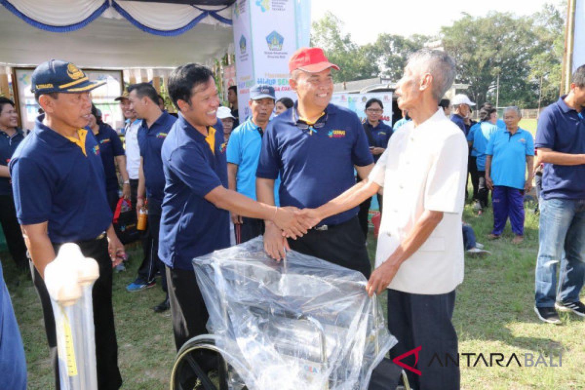 800 Lansia makan buah bersama di Bangli