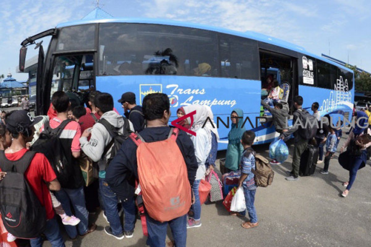 PT ASDP kerahkan delapan bus dan kapal besar