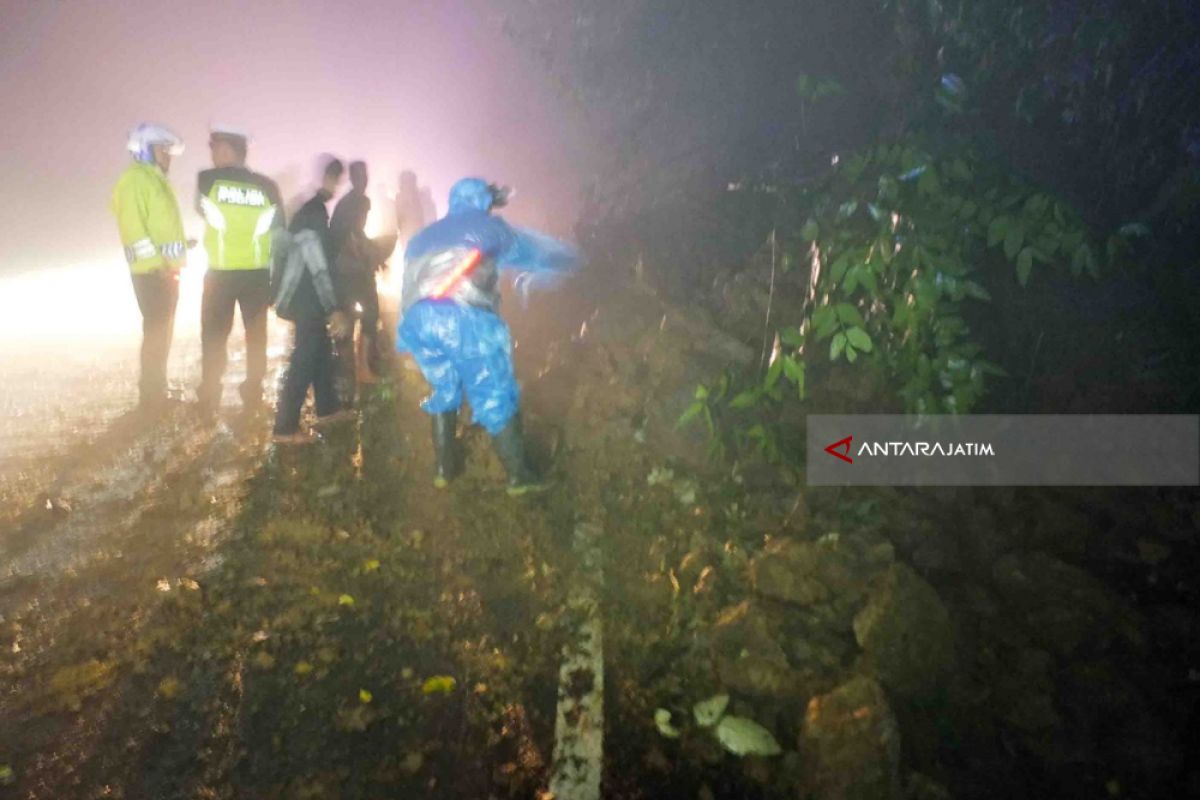 Jalur Gumitir Longsor, Sistem Buka Tutup Diberlakukan (Video)