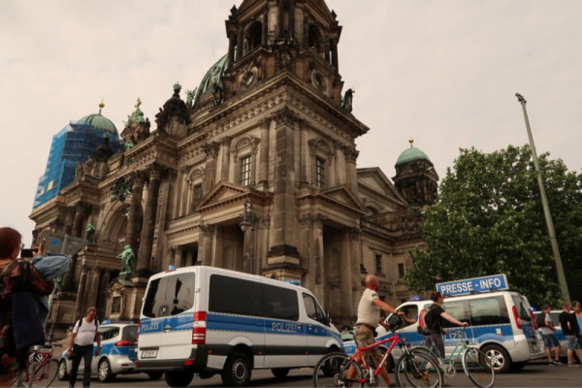 Polisi tembak pria yang mengamuk di Berlin Cathedral