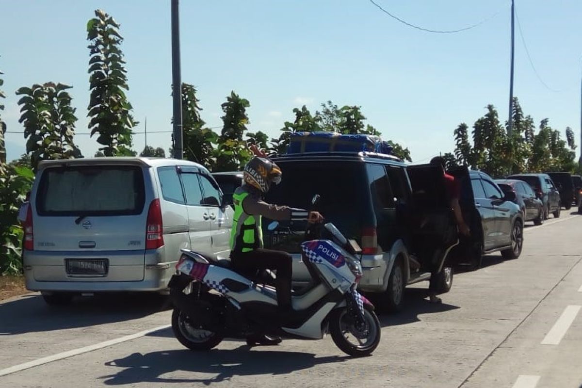 Kendaraan di Tol Cipali antre mengular belasan kilometer