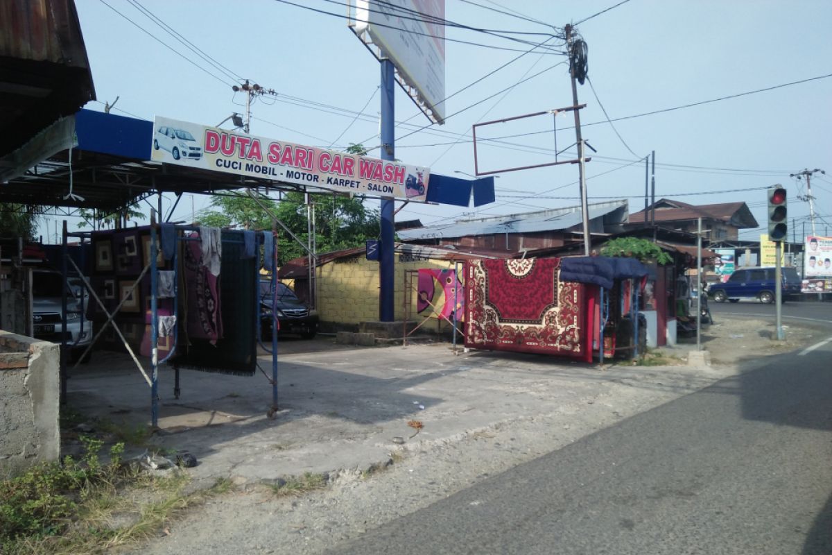 Jelang lebaran, pelanggan tempat cucian mobil meningkat di Padang