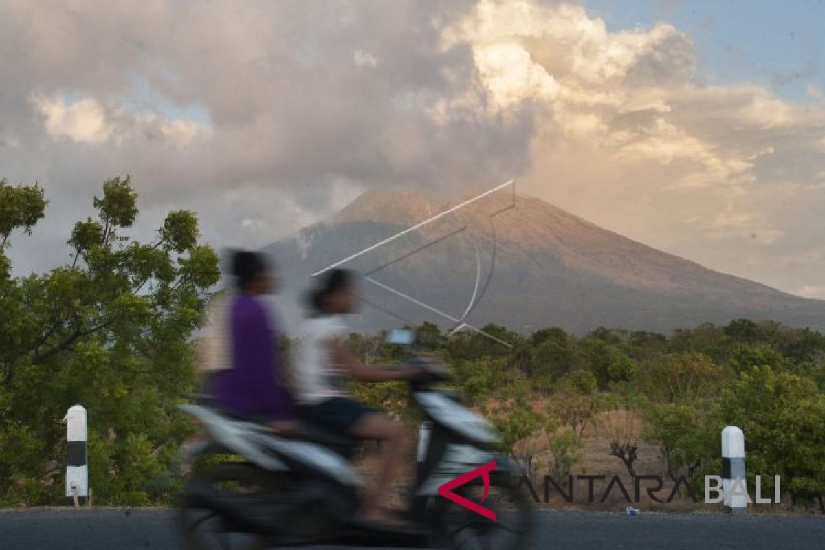 Setelah strombolian, warga seputar Gunung Agung mulai mengungsi