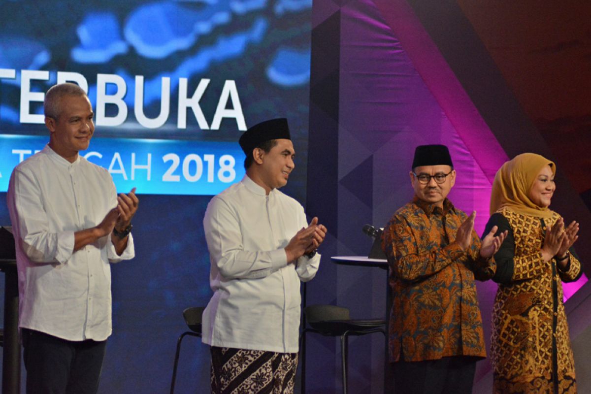 Sudirman/Ida ucapkan selamat bekerja kepada Ganjar/Yasin