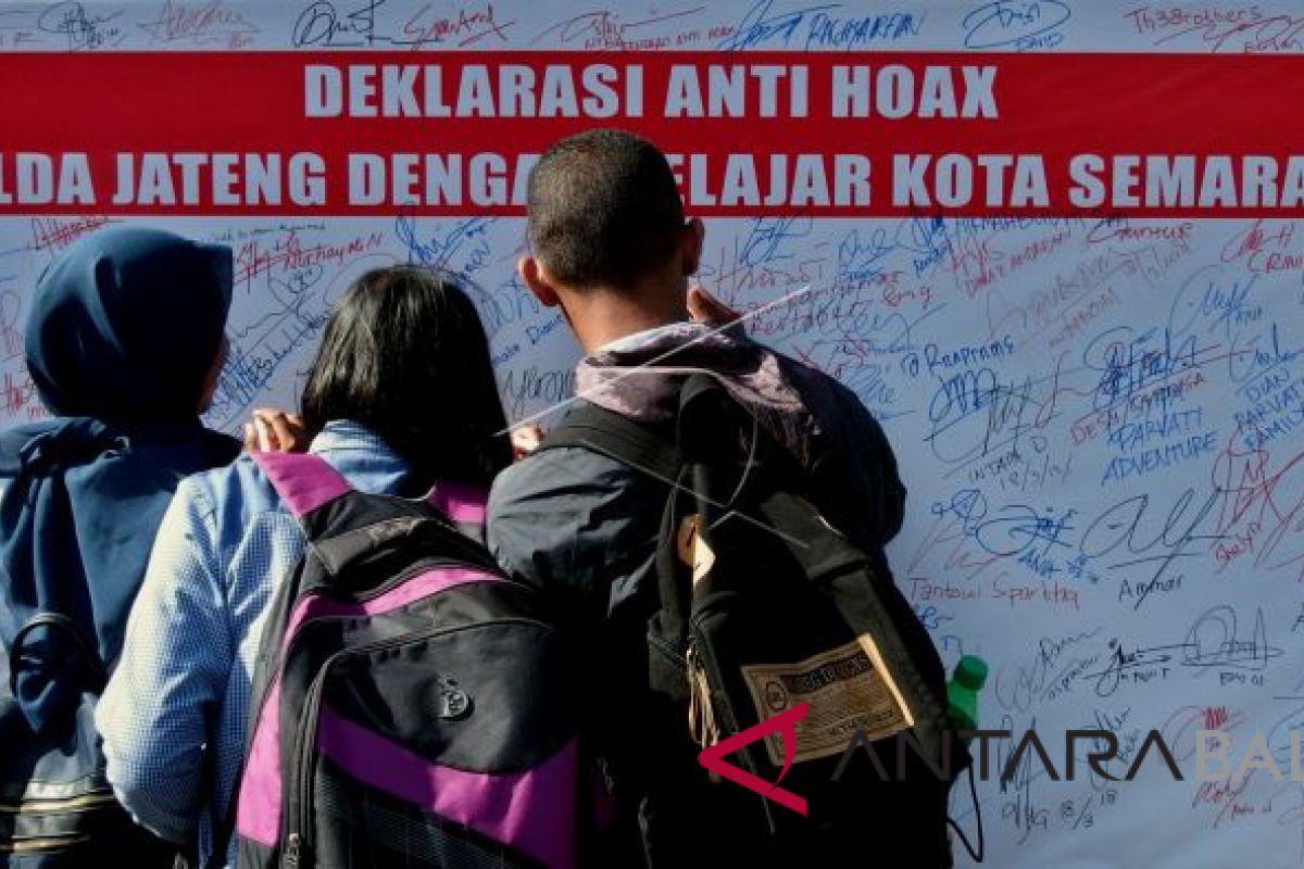 Hoaks, bahasa dan sastra