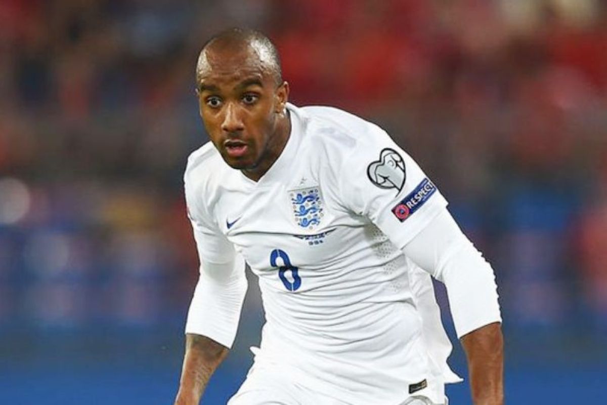 Delph siap absen di pertandingan Inggris untuk melihat kelahiran anaknya