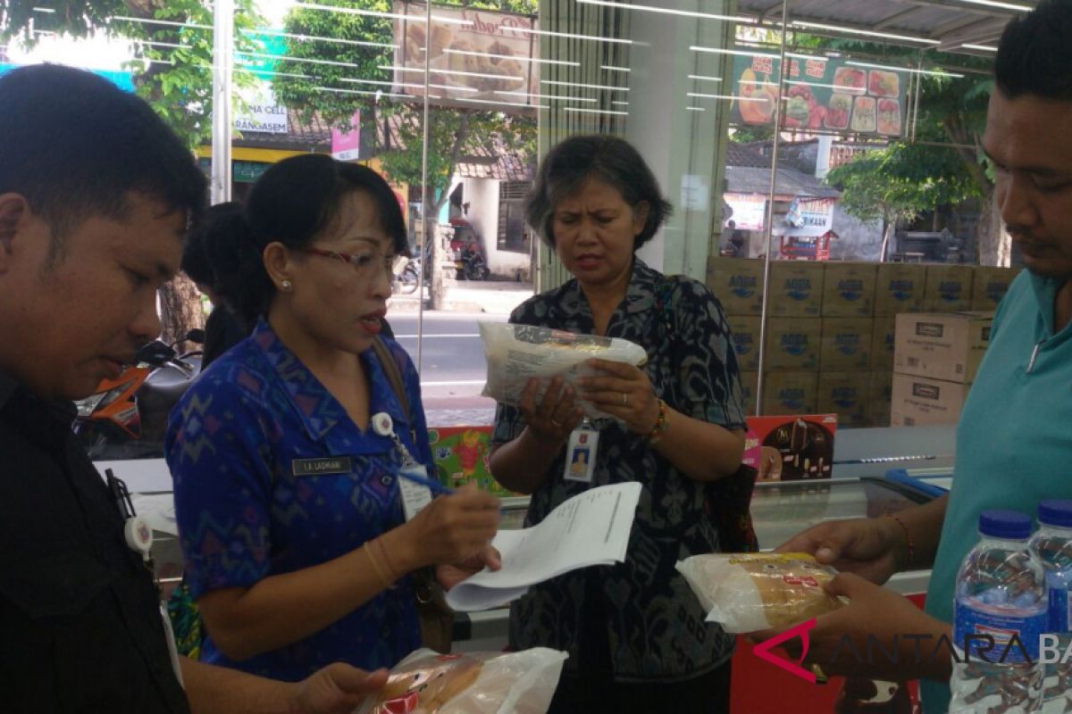 Tim Disperindag Karangasem sidak makanan tercemar cacing