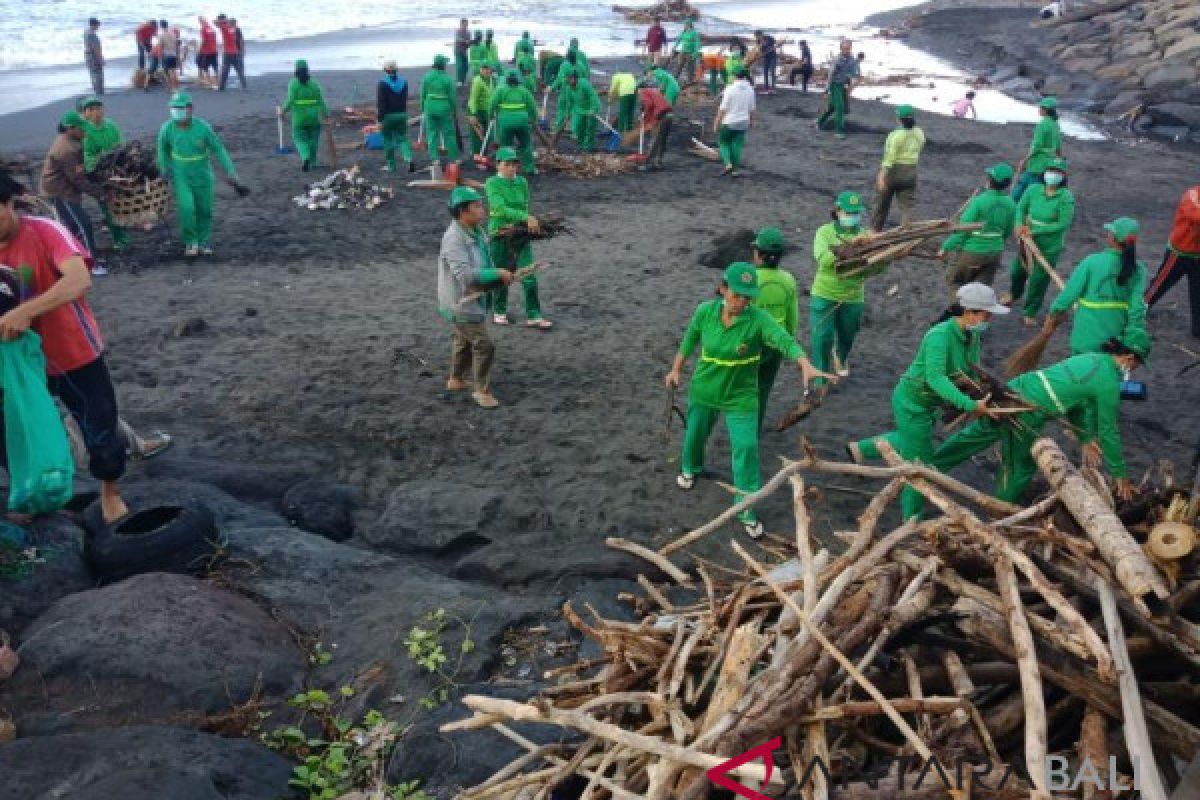 DLH Gianyar bersihkan pesisir dari sampah kiriman