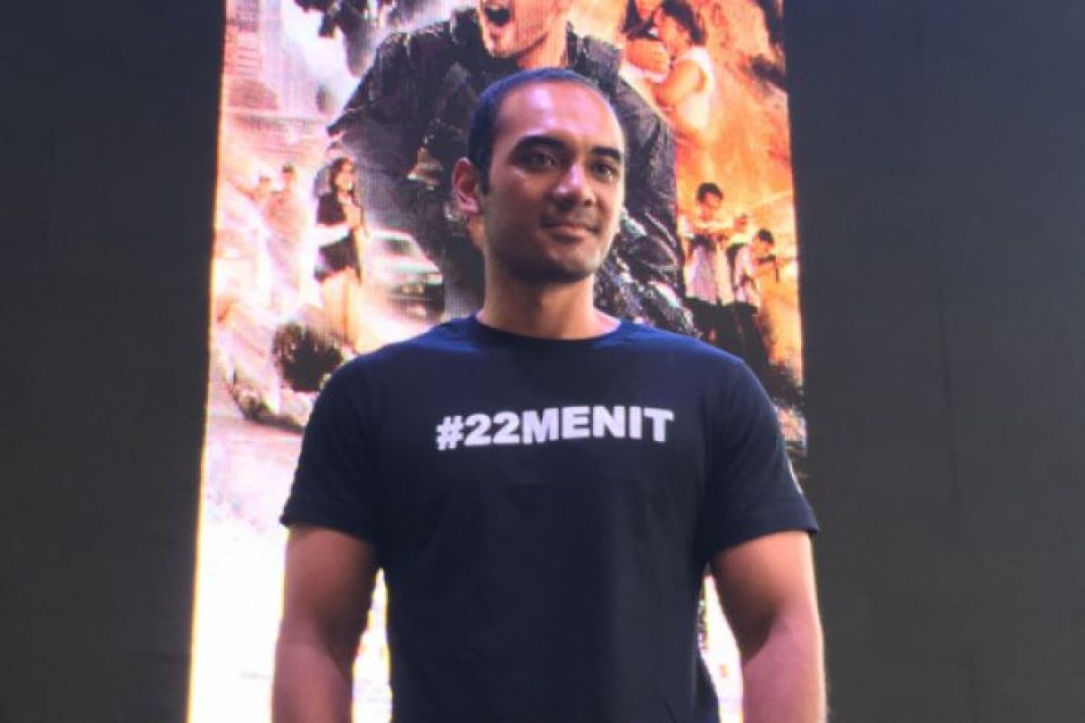 Ario Bayu belajar pegang senjata untuk film "22 Menit"