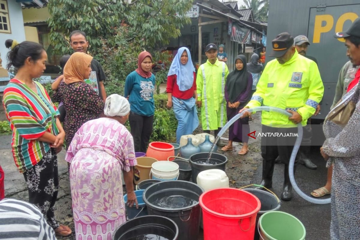 Desa Sumberarum Dapat Pasokan Air Bersih Pascabanjir Bandang Banyuwangi