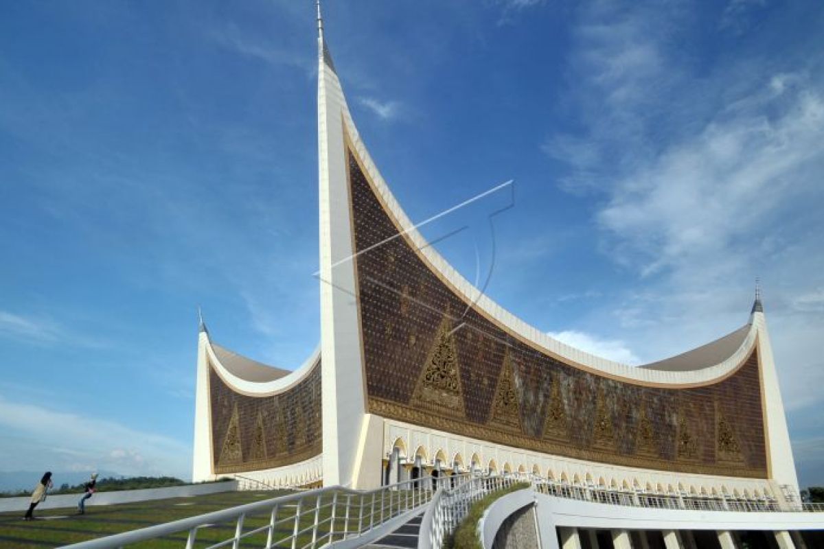 Masjid Raya Sumbar diminati peziarah