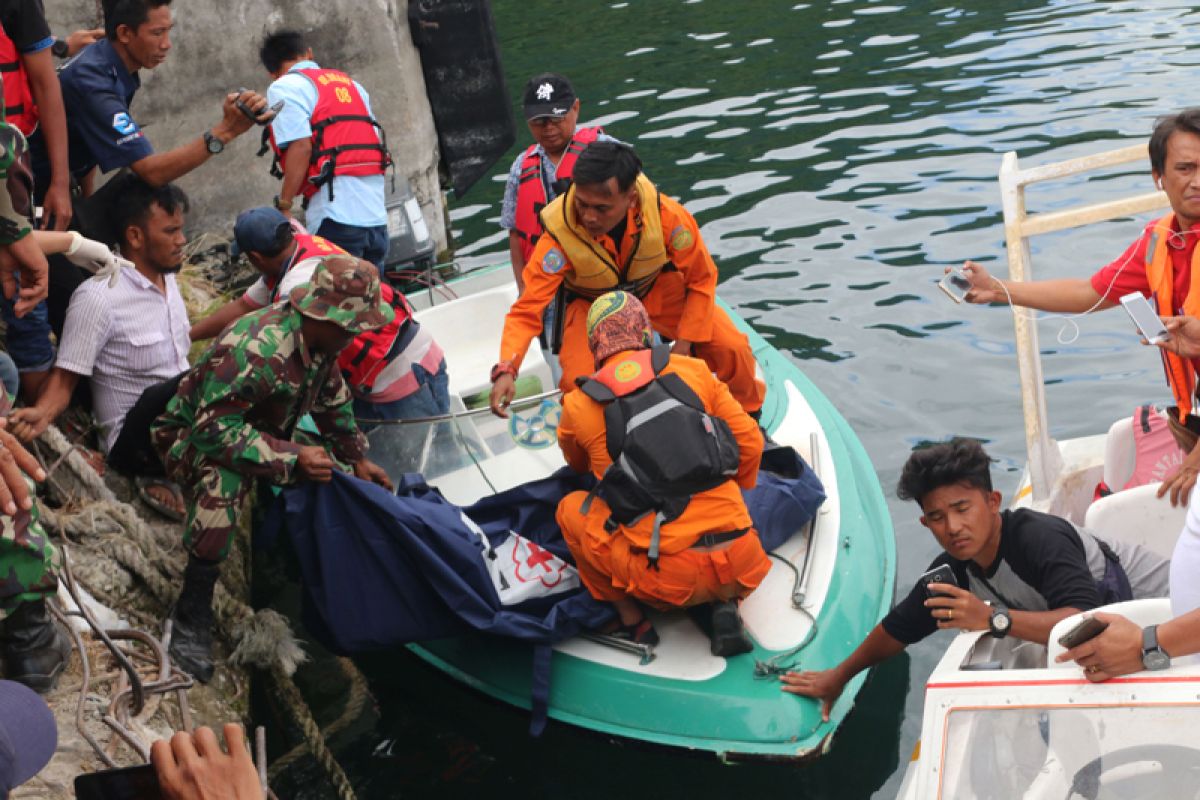Tim gabungan Basarnas temukan lagi dua penumpang meninggal di Danau Toba