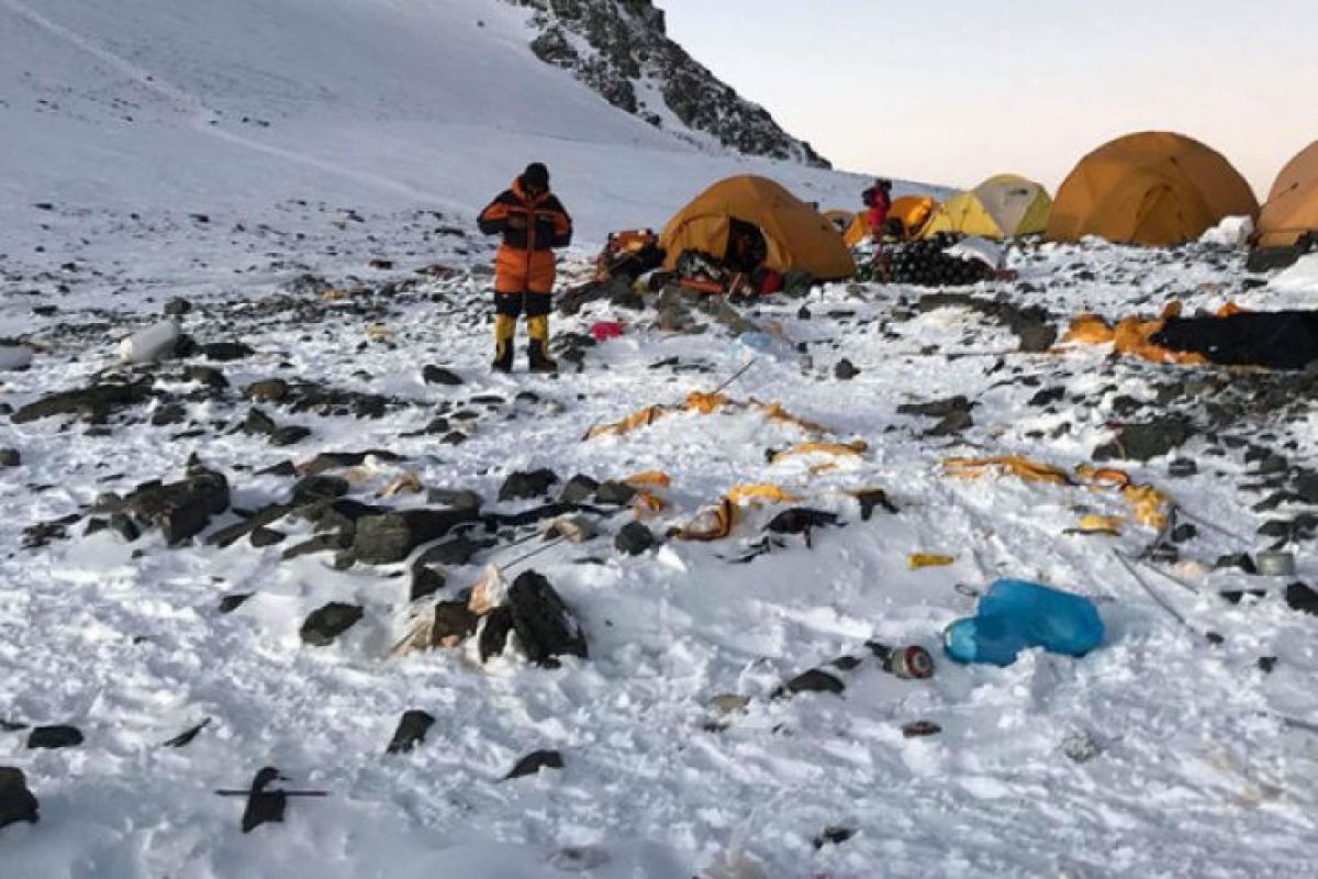 Sampah di Gunung Everest dijadikan  karya seni