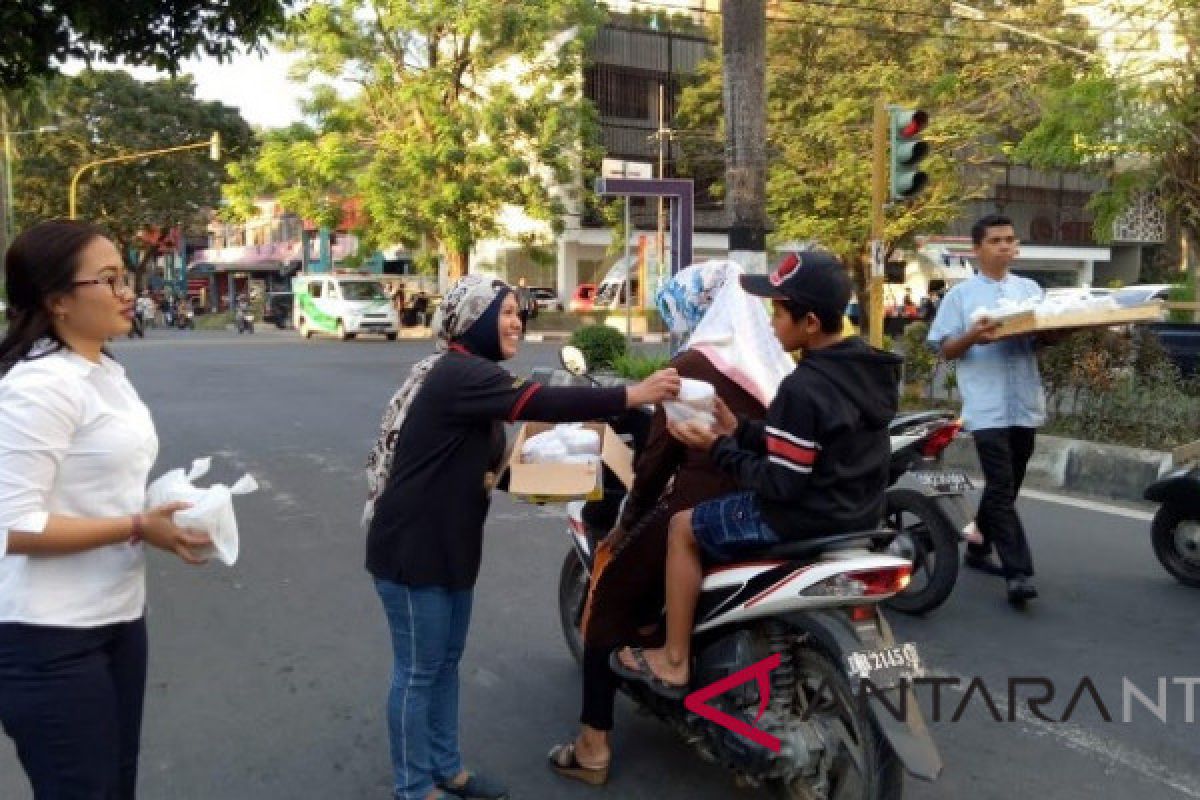 IHGMA Lombok bagikan takjil gratis terhadap pengendara di Mataram