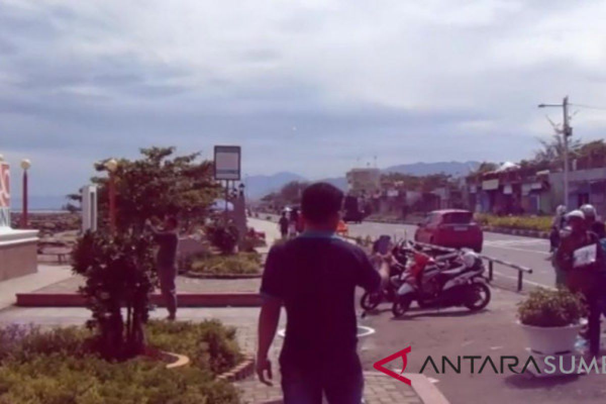 Pengunjung Pantai Padang ramai pada libur Pilkada (video)