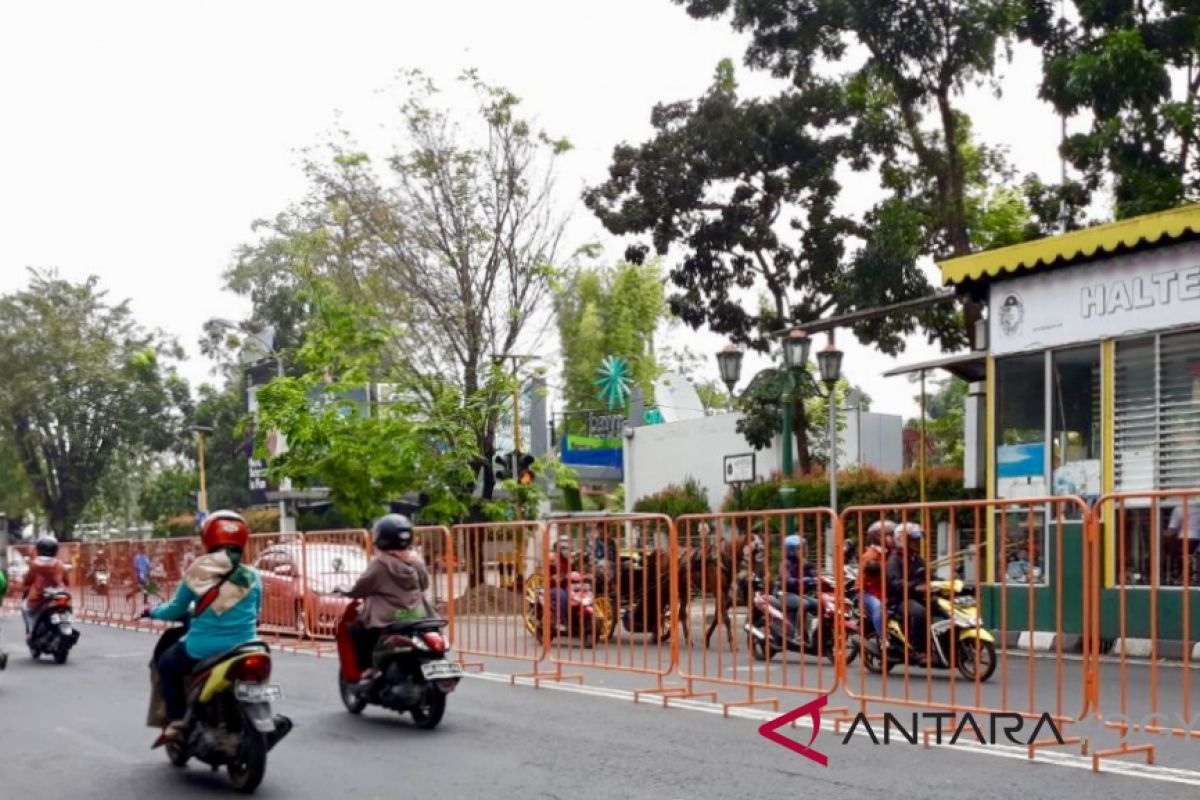 Jalan berpotensi macet dipasang pagar pembatas