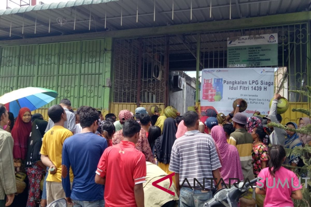 Elpiji langka jelang lebaran, warga kepung pangkalan