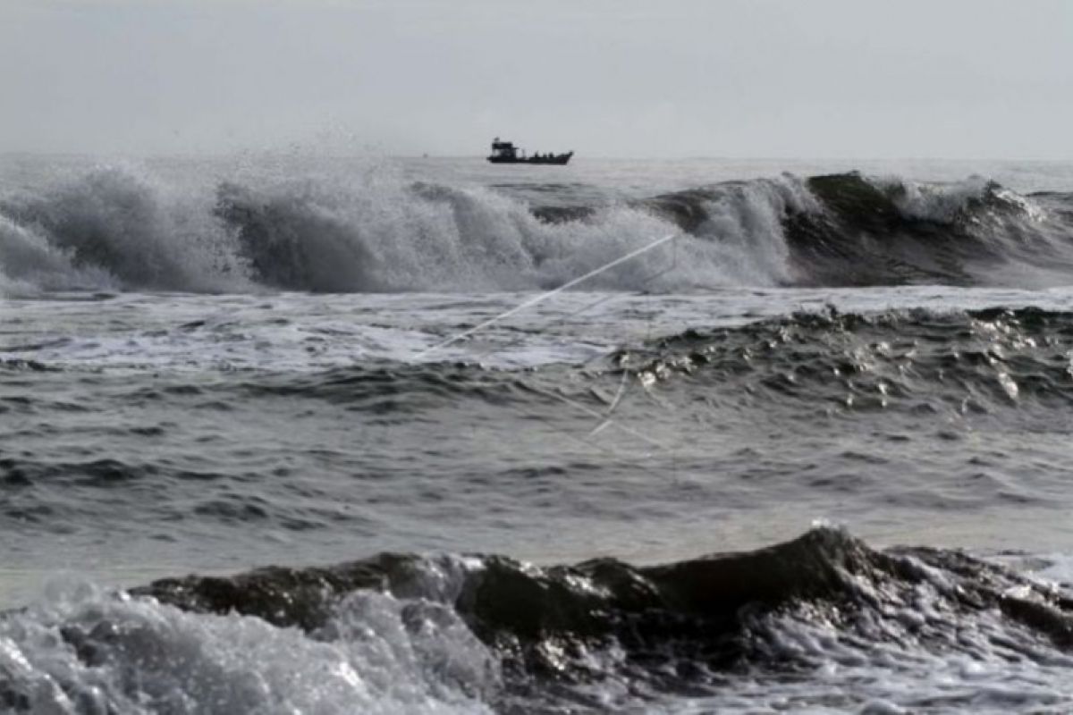 Gelombang tinggi dialami sejumlah perairan, arus angkutan laut terdampak