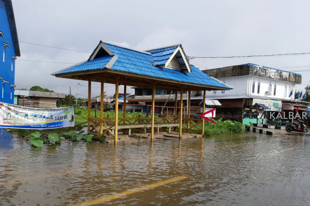 Beberapa ruas jalan di Putussibau tergenang