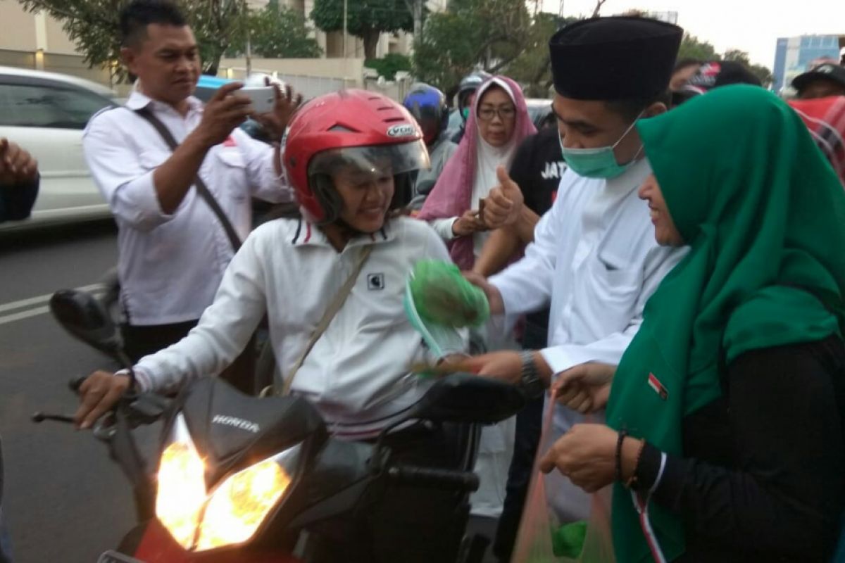 Gus Yasin bagikan takjil dan masker di Semarang