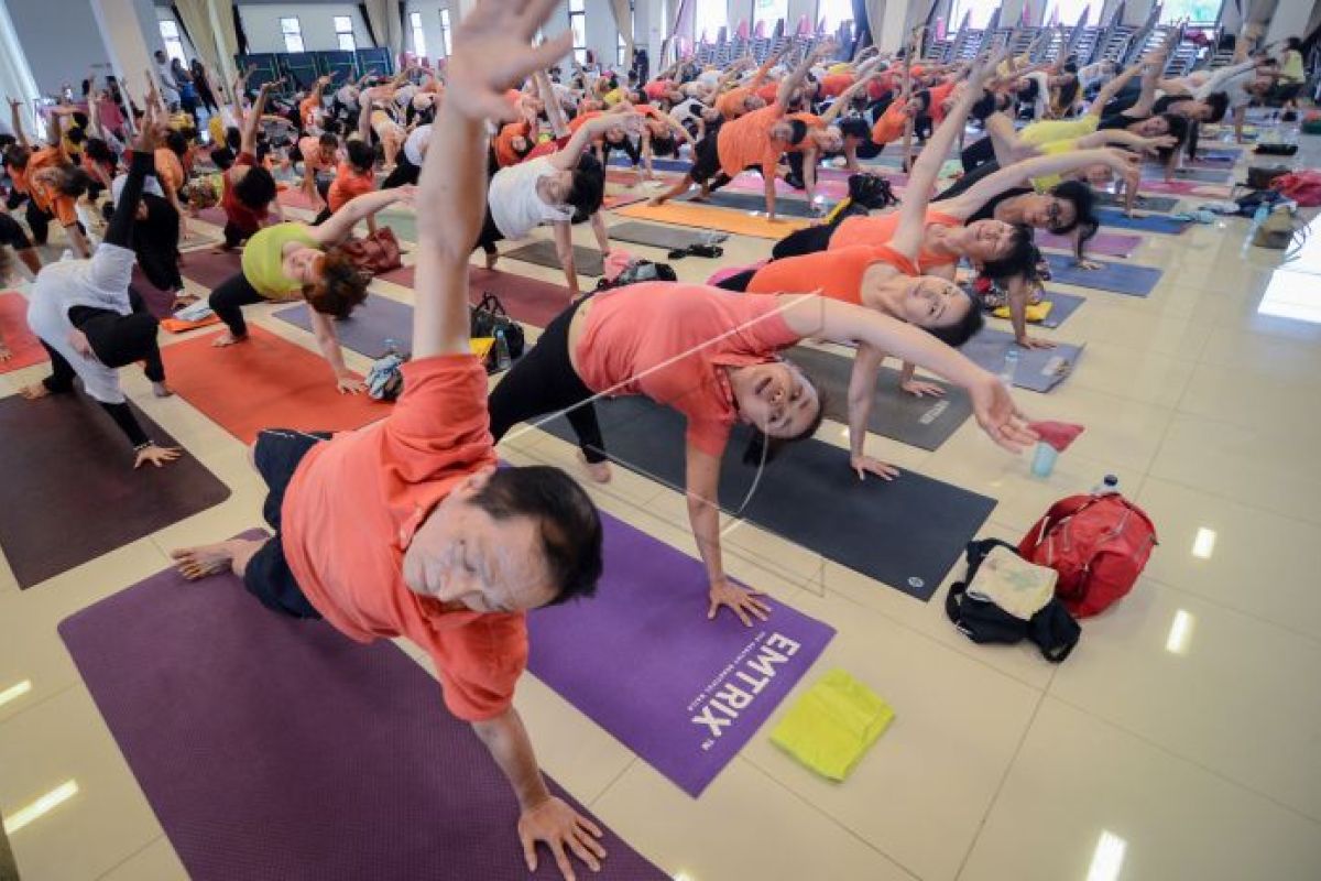 Sandra Dewi pilih yoga hindari sakit pinggang