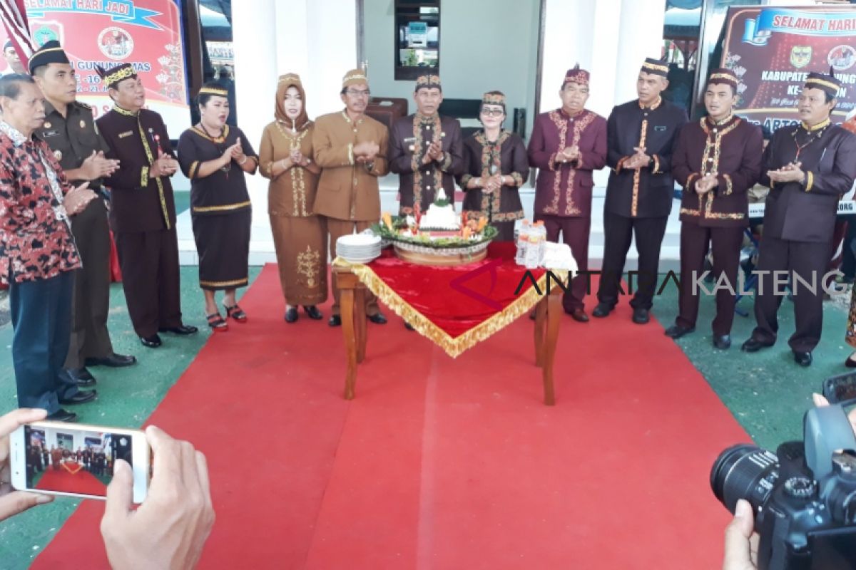 Hari jadi ke-16 Kabupaten Gumas dilakukan apel dan potong tumpeng