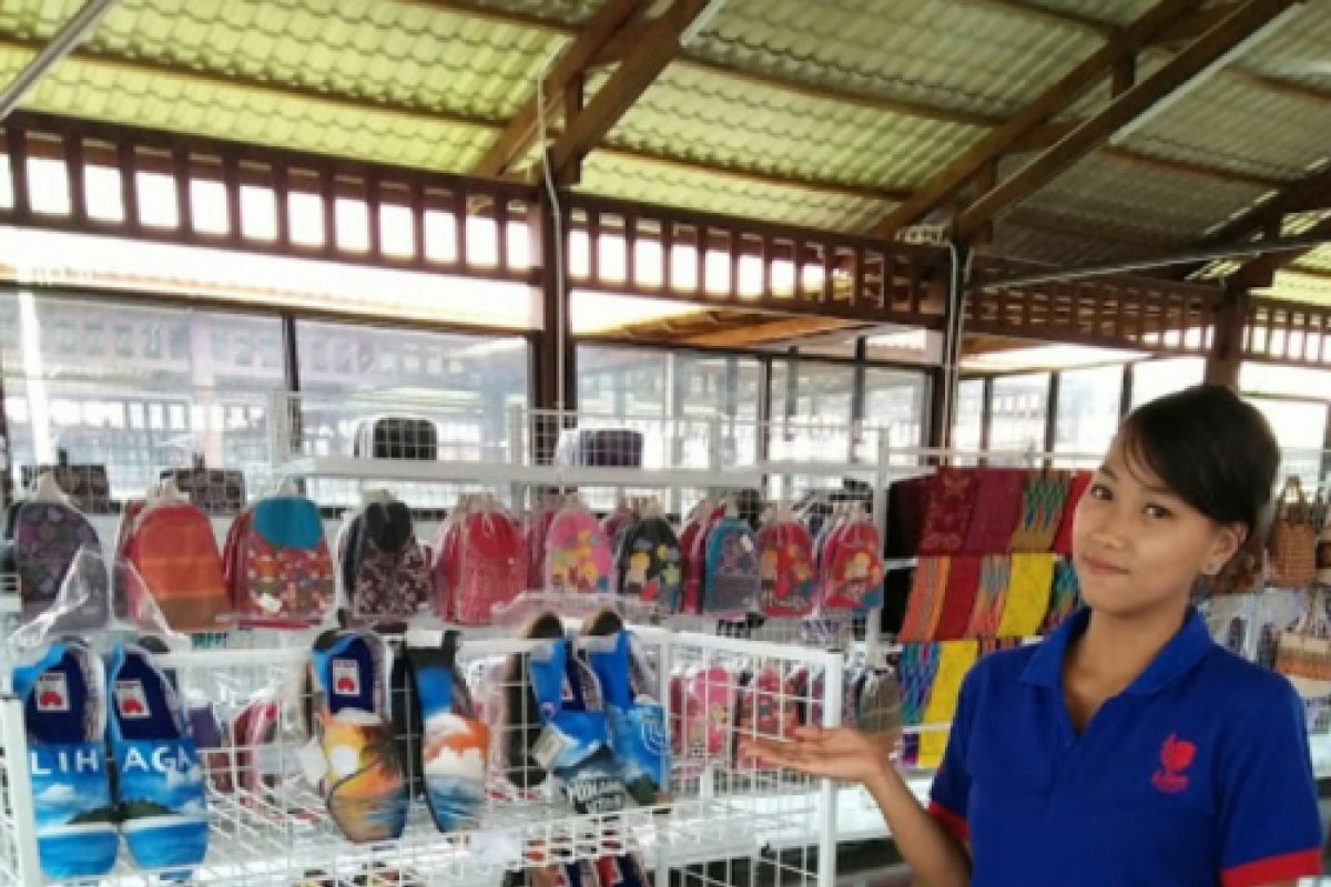 Painted handicraft canvas shoes of North Sulawesi penetrates international market