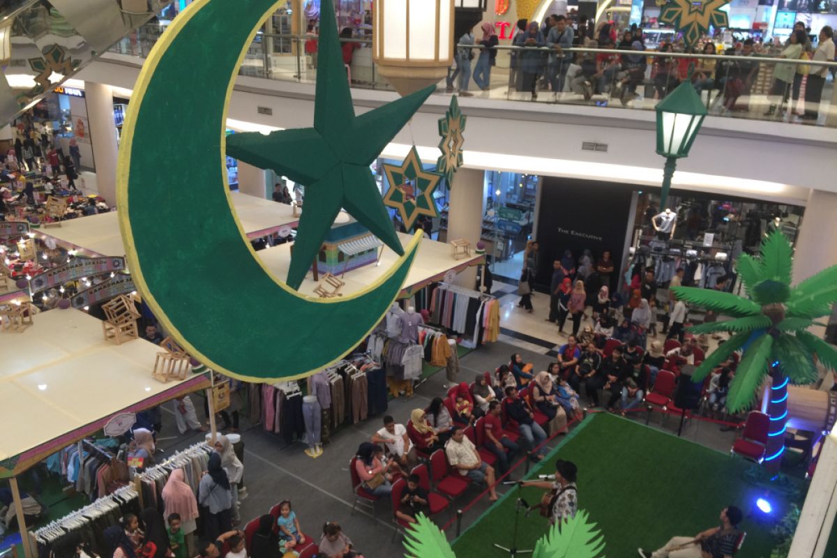 Pusat perbelanjaan di Purwokerto ramai pengunjung