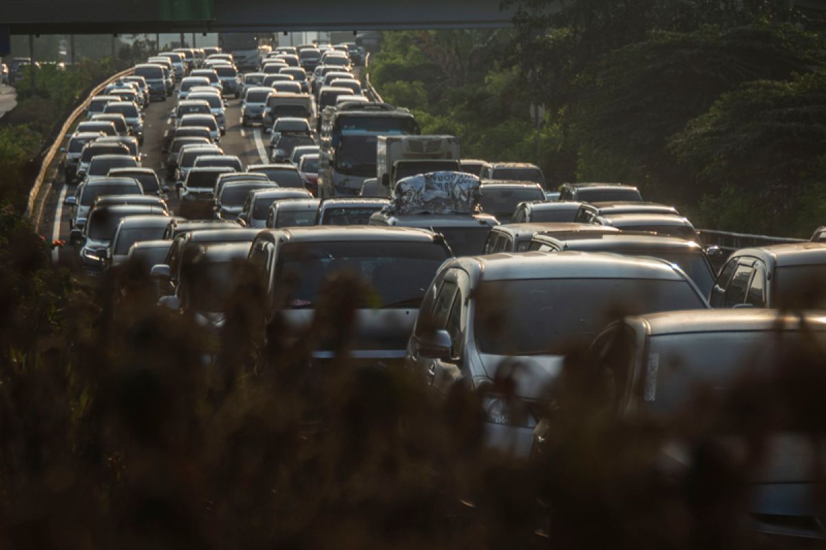 Jabodetabek`s traffic congestion inflicts Rp65 trillion in losses: Jokowi