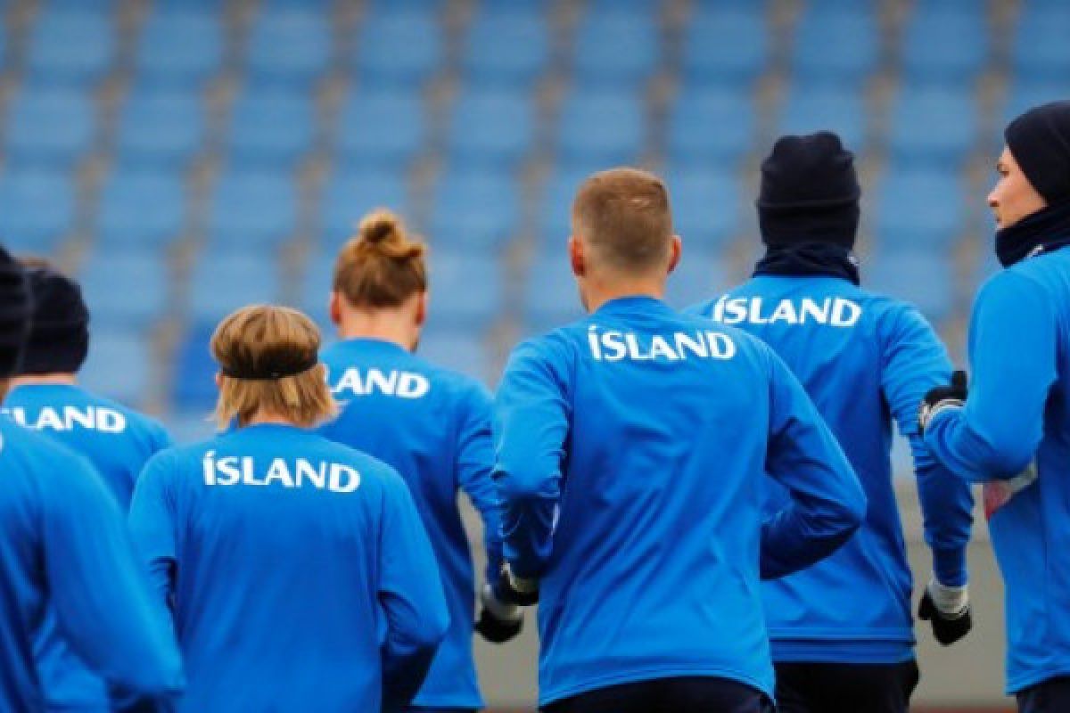 Pendukung Islandia pemanasan dengan "tepukan viking"