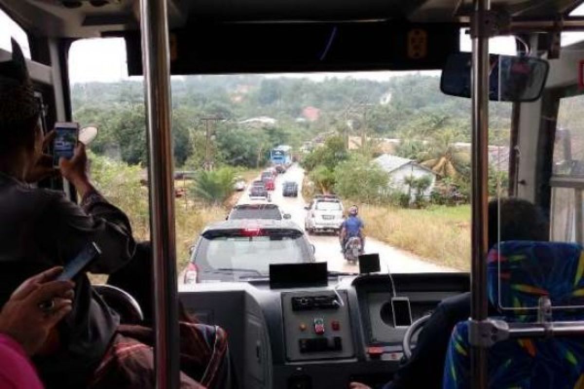 Jalan Badak Menuju Kantor Walikota Tenayan Raya Mendadak Macet