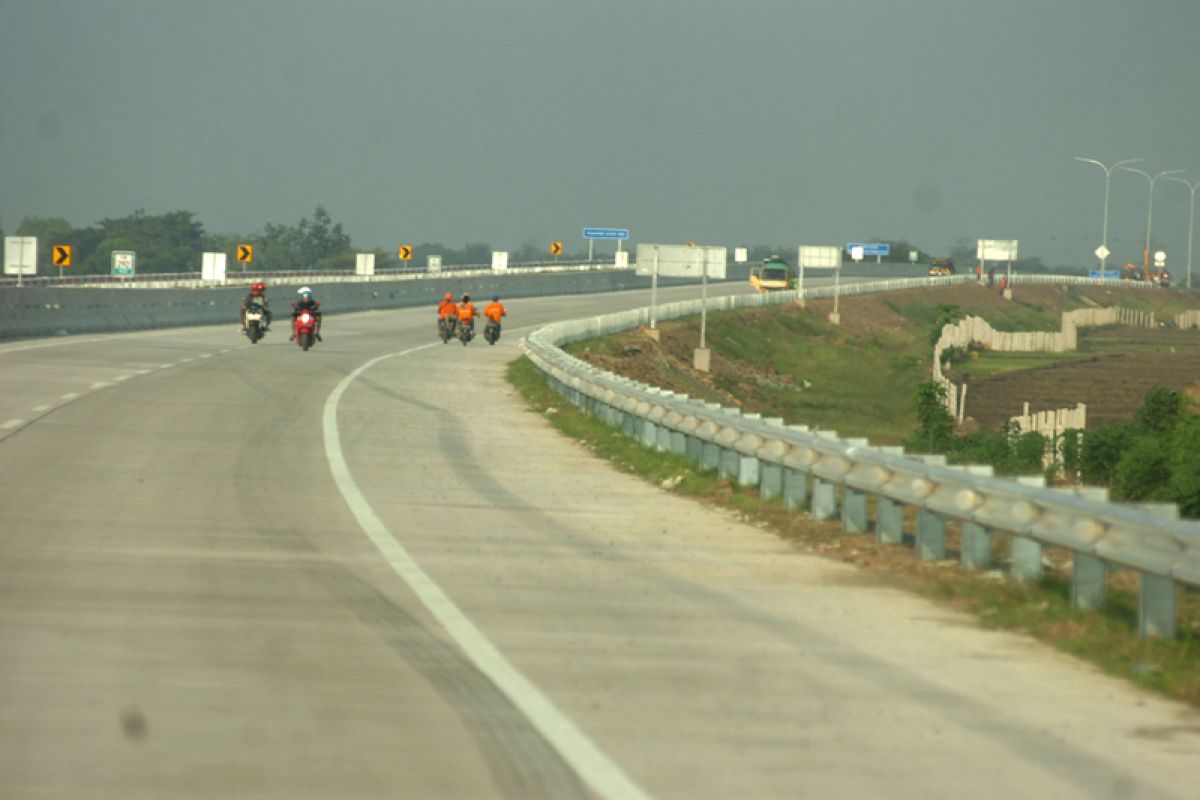 President inaugurates two toll roads in Central Java